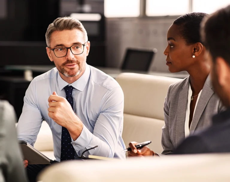 Qué servicios ofrece San Cristóbal Seguros en su sitio oficial 2 oficina moderna con agentes de seguros atendiendo clientes