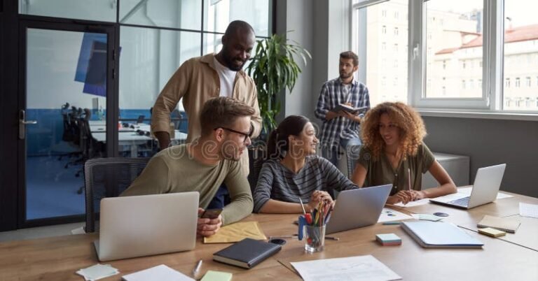 oficina moderna con equipo de trabajo empresarial