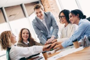 oficinas modernas con equipo colaborando alegremente