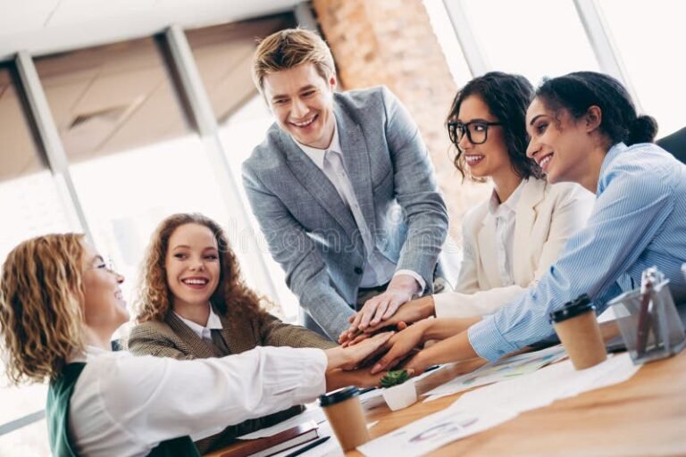 Qué empresas en Argentina están buscando personal para trabajar ahora 1 oficinas modernas con equipo colaborando alegremente