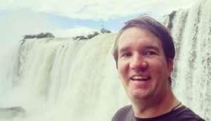 padre e hijo cruzando frontera argentina rural