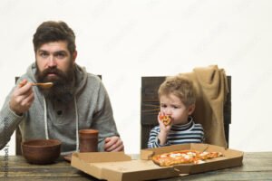 padre entregando alimentos a su hijo