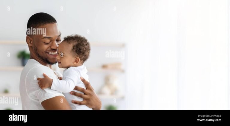 padre feliz con bebe en brazos