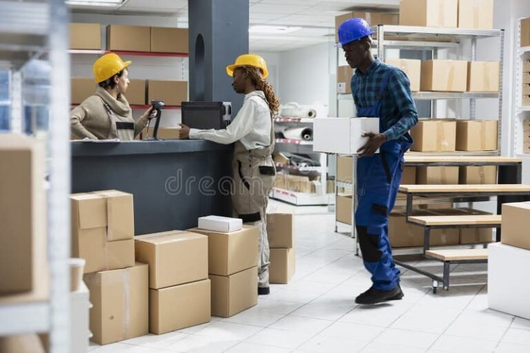 Cómo realizar el seguimiento online de envíos con Cruz del Sur 2 paquete siendo escaneado en centro logistico