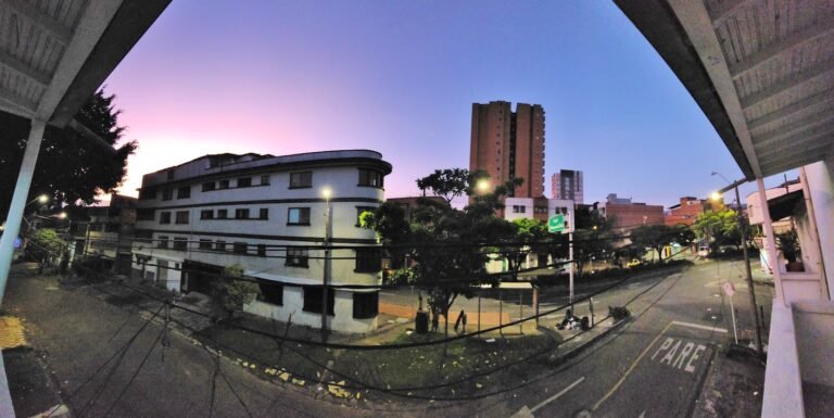 Qué servicios ofrece el barrio Los Laureles en Monte Grande 9 parque y comercios barrio los laureles