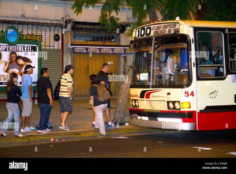 Cómo Viajar Sin Tarjeta SUBE En Transporte Público De Argentina 2 pasajero subiendo al colectivo en argentina