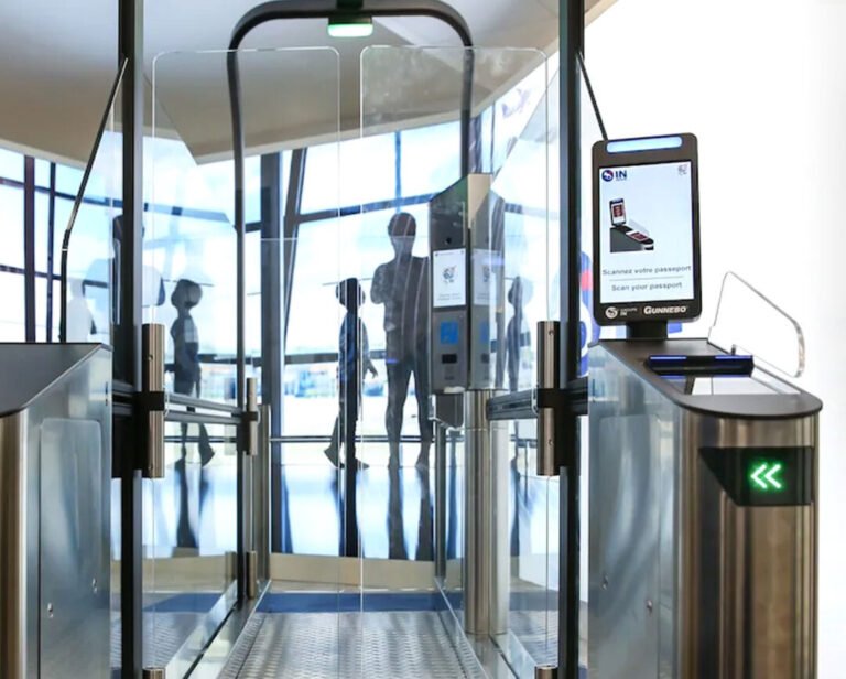 pasaporte extranjero y formulario en oficina administrativa