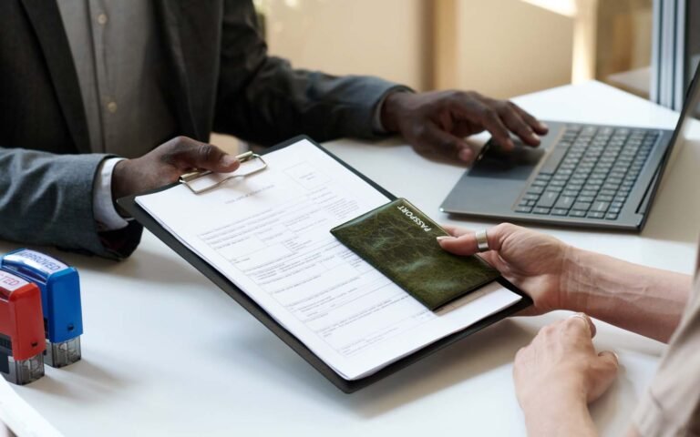 pasaporte y documentos sobre escritorio oficial