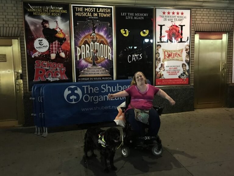 persona con discapacidad comprando pasaje accesible