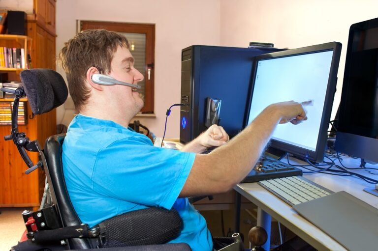 persona con discapacidad usando computadora accesible