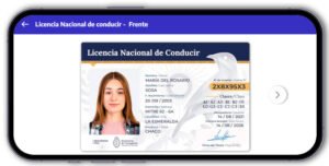 persona conduciendo motocicleta con carnet argentino