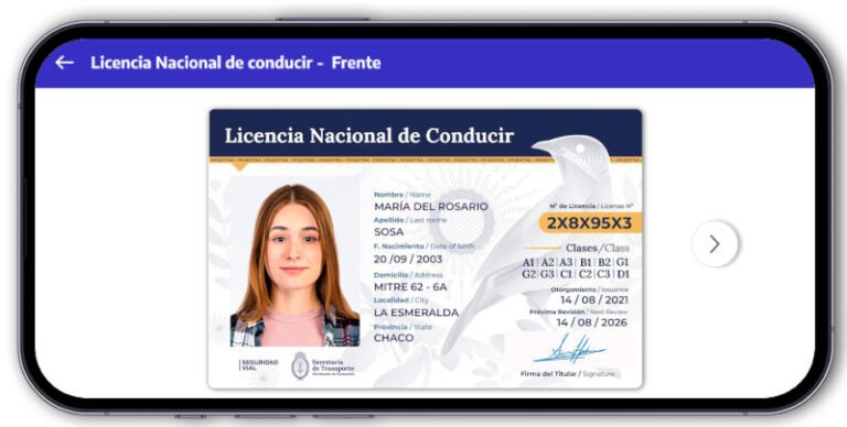 persona conduciendo motocicleta con carnet argentino
