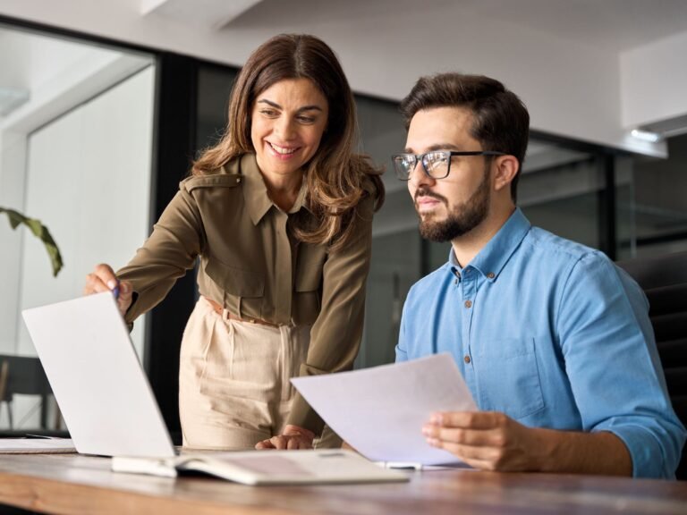 persona consultando multas en computadora portatil