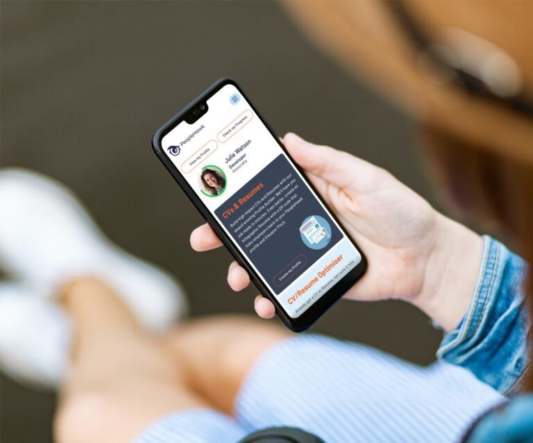 persona creando cv en smartphone moderno