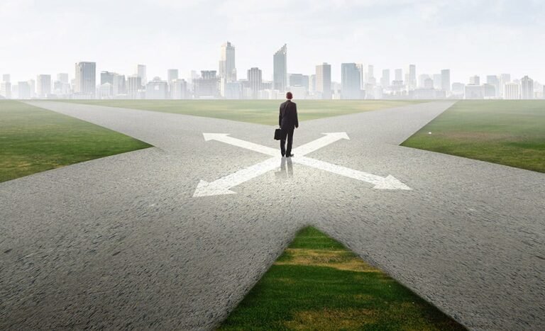 persona decidiendo entre diferentes caminos
