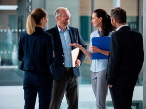 persona denunciando en oficina de atencion publica