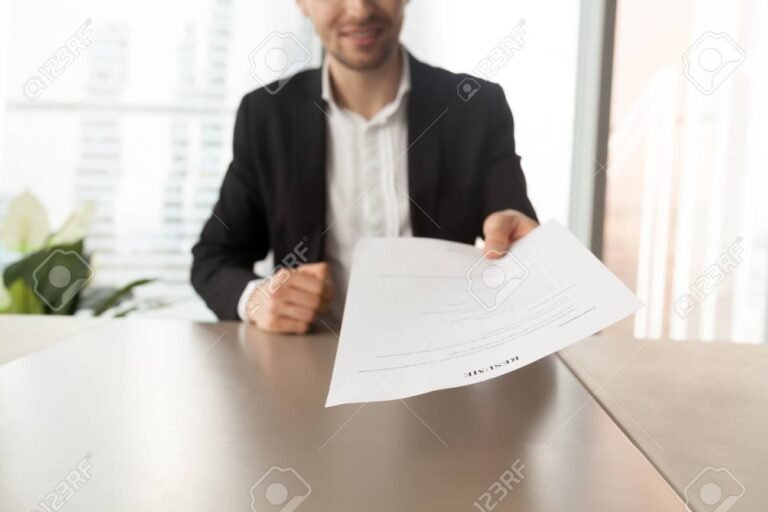 Cómo puedo cargar mi CV para empleos en Santa Fe 8 persona entregando curriculum en oficina moderna 1