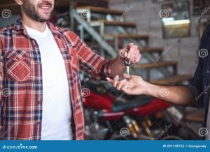 persona entregando dni en tienda de motos