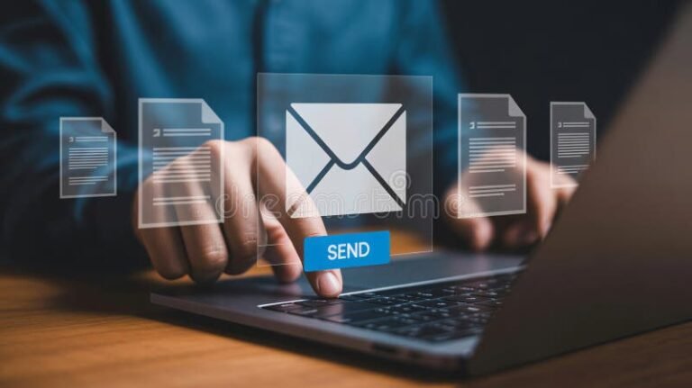 persona enviando correo en computadora portatil