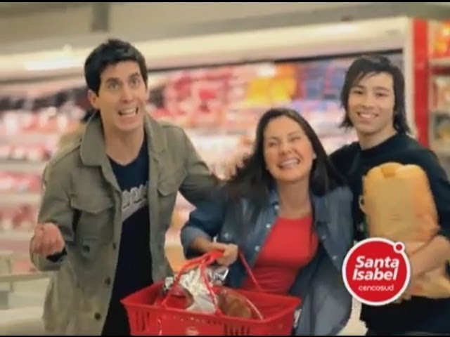 persona hablando por telefono en supermercado santa isabel