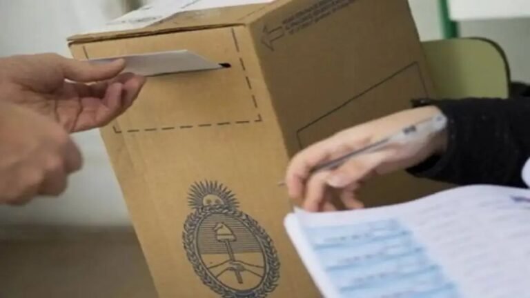 persona marcando voto en urna argentina