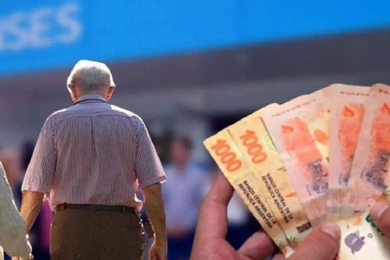 persona mayor frente a oficina anses argentina