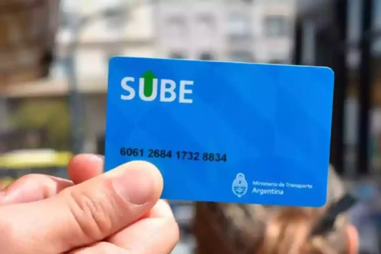 persona mayor usando tarjeta sube transporte publico