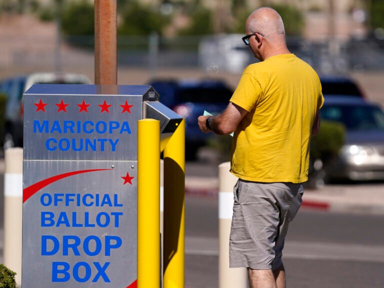 persona negandose a votar en urna publica