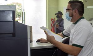 persona pagando factura en caja de rapipago