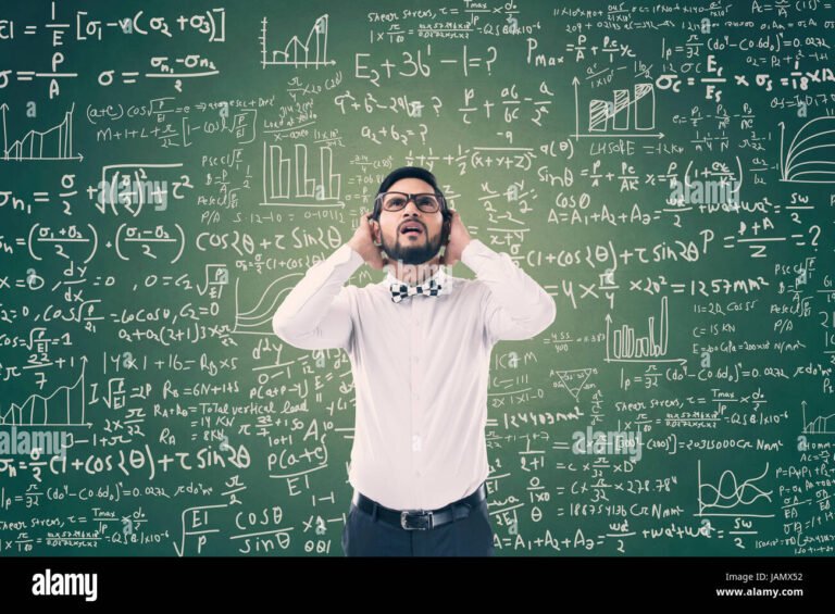 Cómo puedo sacar el valor de x en una ecuación matemática 2 persona resolviendo ecuacion matematica en pizarra