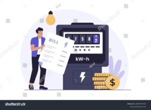 persona revisando factura de electricidad en casa 1