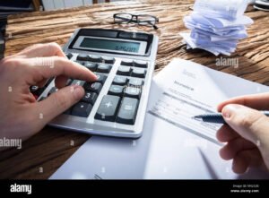 persona trabajando con factura y calculadora
