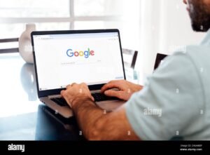 persona usando computadora buscando en internet