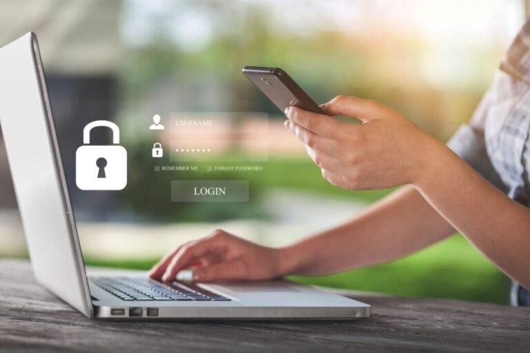 Cómo Acceder y Usar Home Banking La Pampa Link Fácilmente 16 persona usando computadora con banca en linea