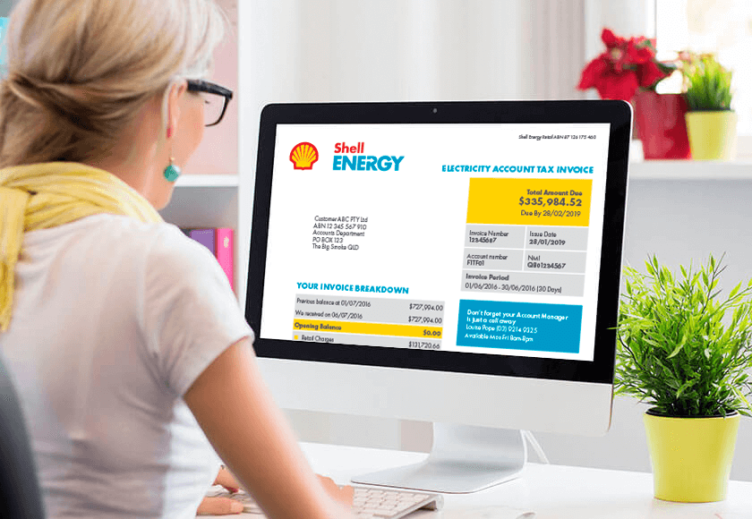 persona usando computadora con factura luz gas