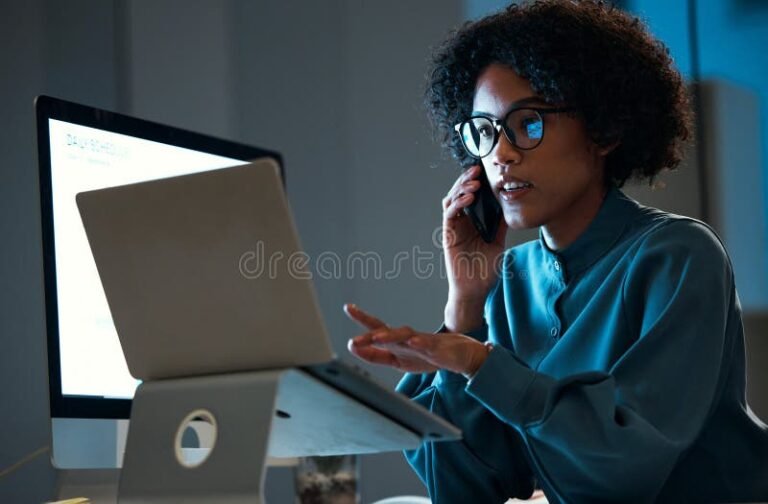 persona usando computadora consultando datos online