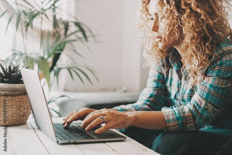 persona usando computadora en hogar moderno