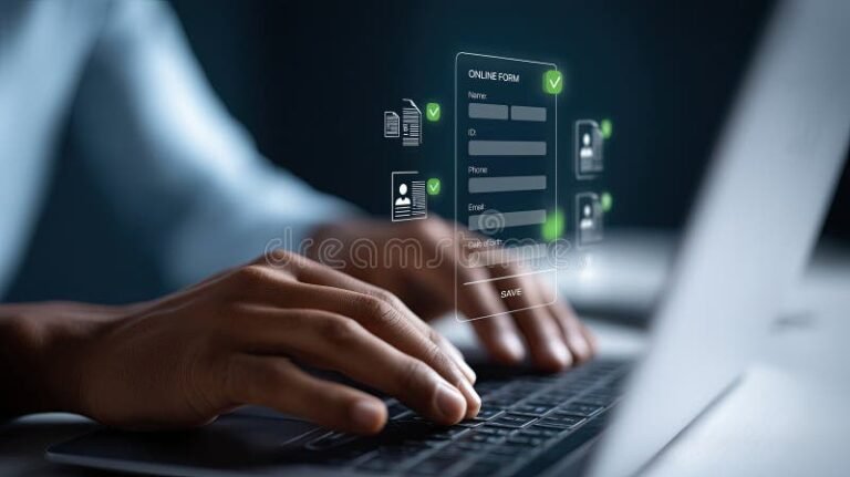 persona usando computadora para tramite online