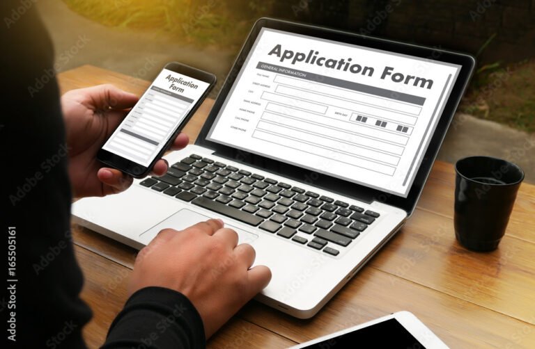 persona usando laptop con formulario online