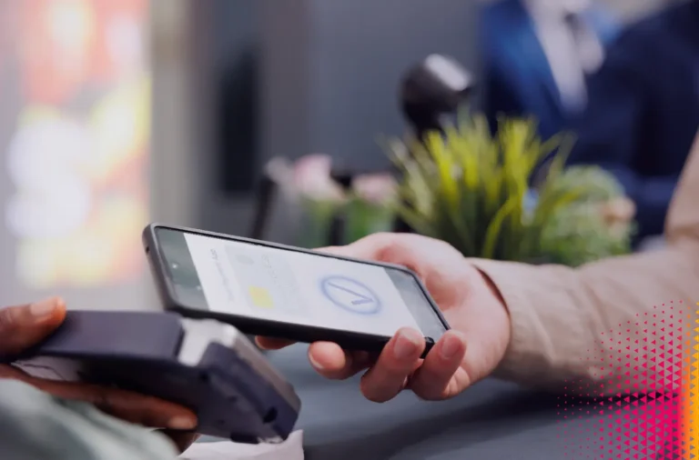 Cuáles Son Las Formas De Pago En Pago Fácil Que Puedo Usar 5 persona usando pago movil en comercio