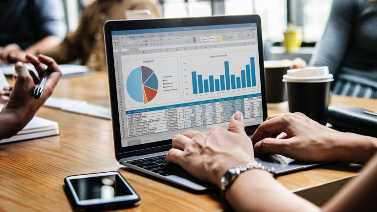 persona usando portatil con lista de sorteo