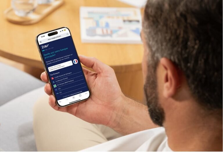 Cuánto te presta Mercado Pago y cómo solicitar un préstamo fácil 4 persona usando smartphone con app financiera abierta