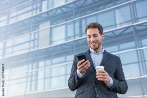 persona usando smartphone con senal movil