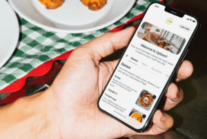 persona usando smartphone para pedir comida