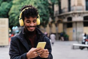 persona usando telefono con auriculares