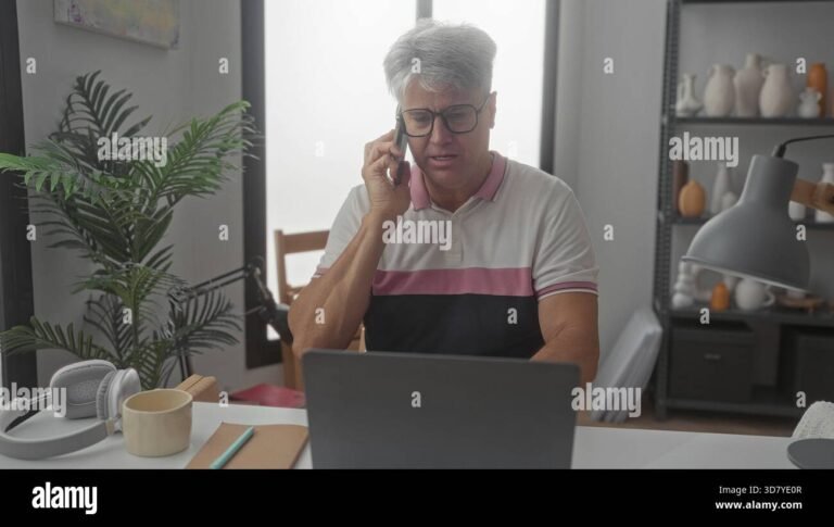 persona usando telefono en escritorio ordenado