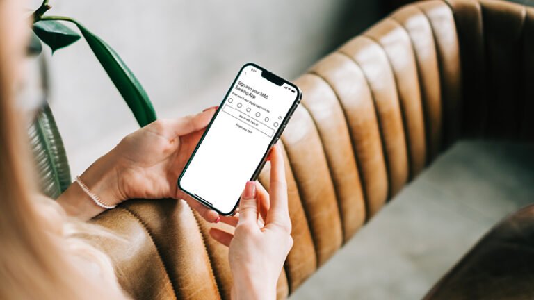 Cómo Consultar El Saldo De Mi Visa Vale Social De Manera Fácil 21 persona usando telefono movil para consultar saldo