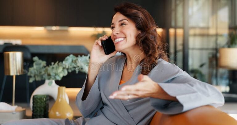 persona usando telefono movil reservando turno