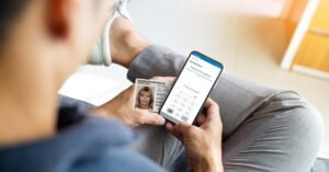 persona usando telefono movil y dni