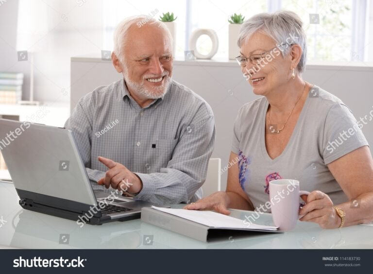 personas mayores usando computadora sonrientes